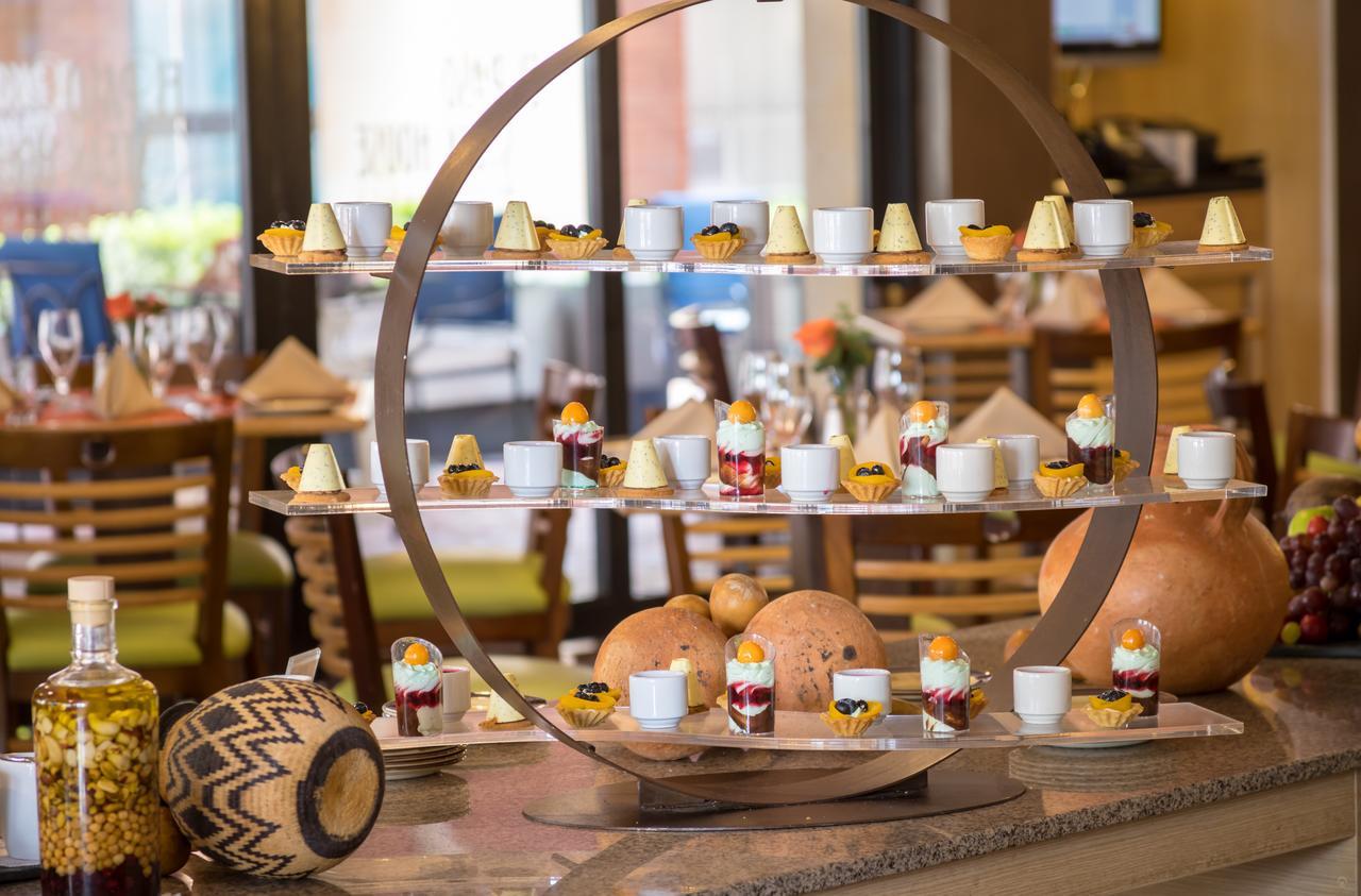 Ghl Hotel Capital Богота Экстерьер фото A dessert display at a restaurant